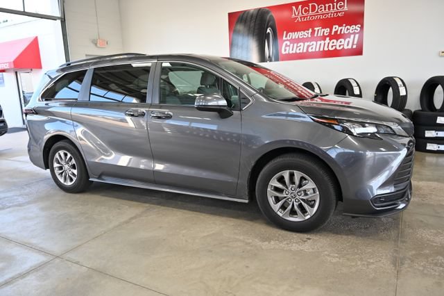Used 2025 Toyota Sienna LE AWD/4WD image 4