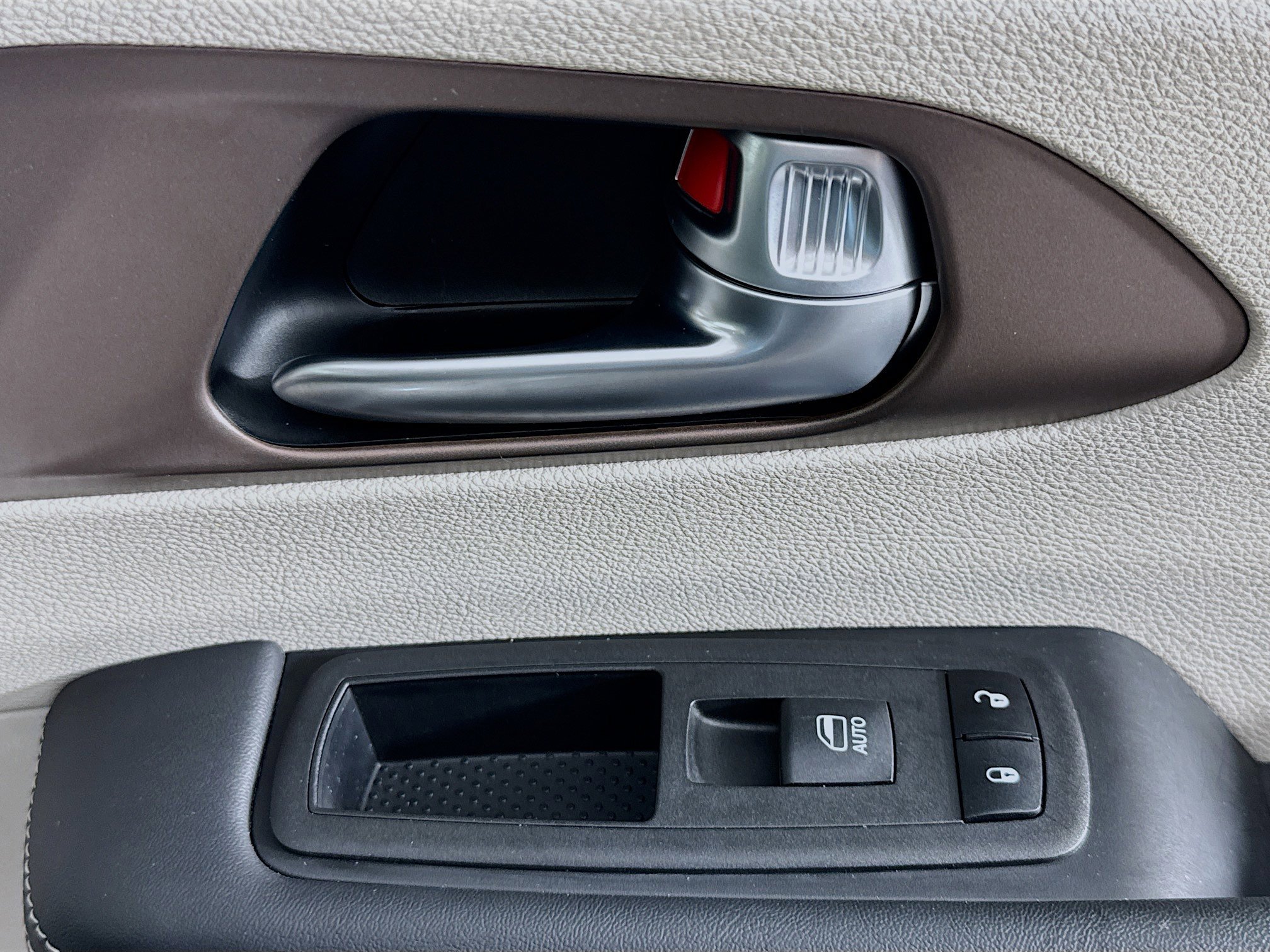 Used 2024 Chrysler Voyager LX image 30