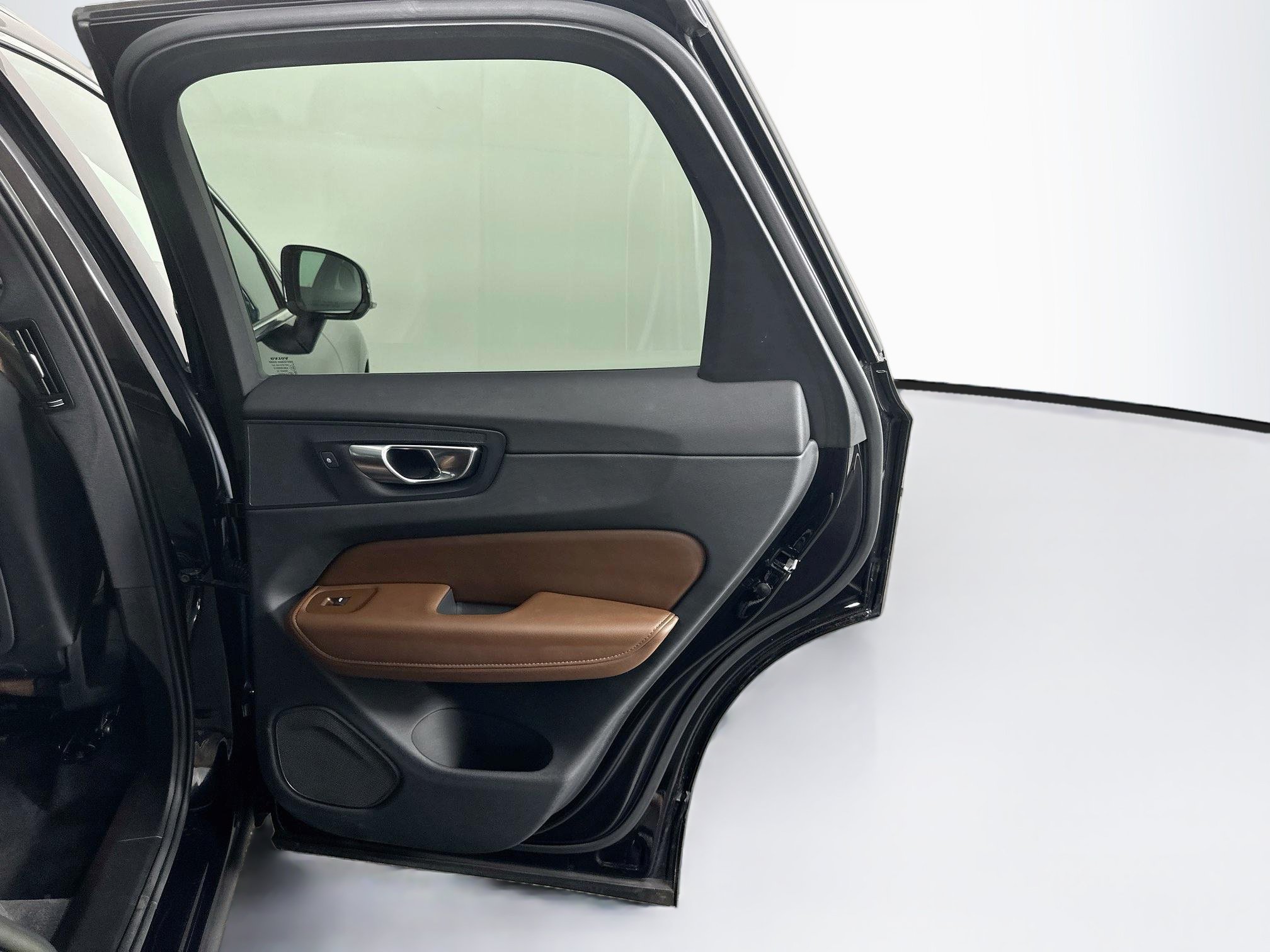 Used 2023 Volvo XC60 B5 Plus FWD image 31