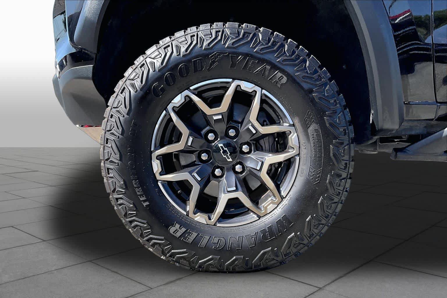 Used 2024 Chevrolet Colorado ZR2 w/ Technology Package AWD/4WD image 11