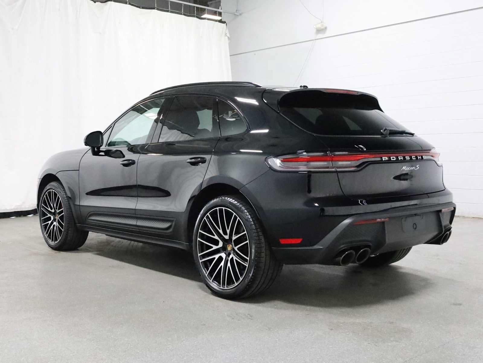 Certified 2025 Porsche Macan S AWD/4WD image 3