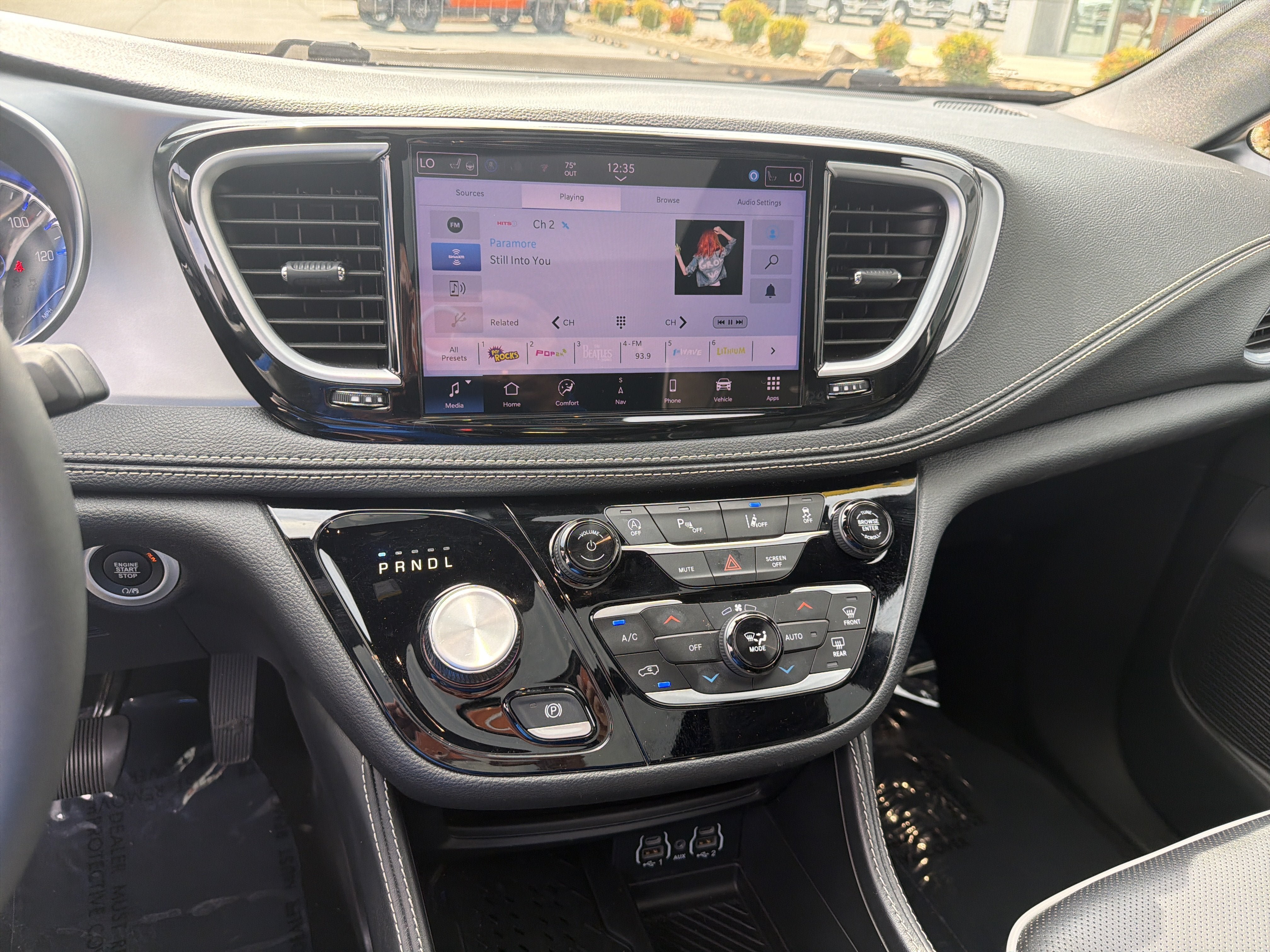 Used 2025 Chrysler Pacifica Limited FWD image 34