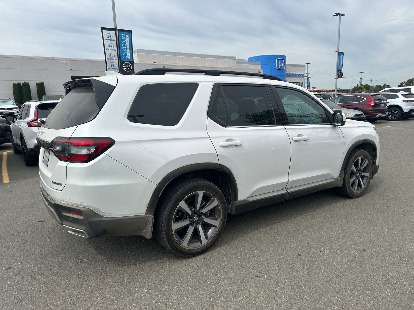 Used 2024 Honda Pilot Touring image 3