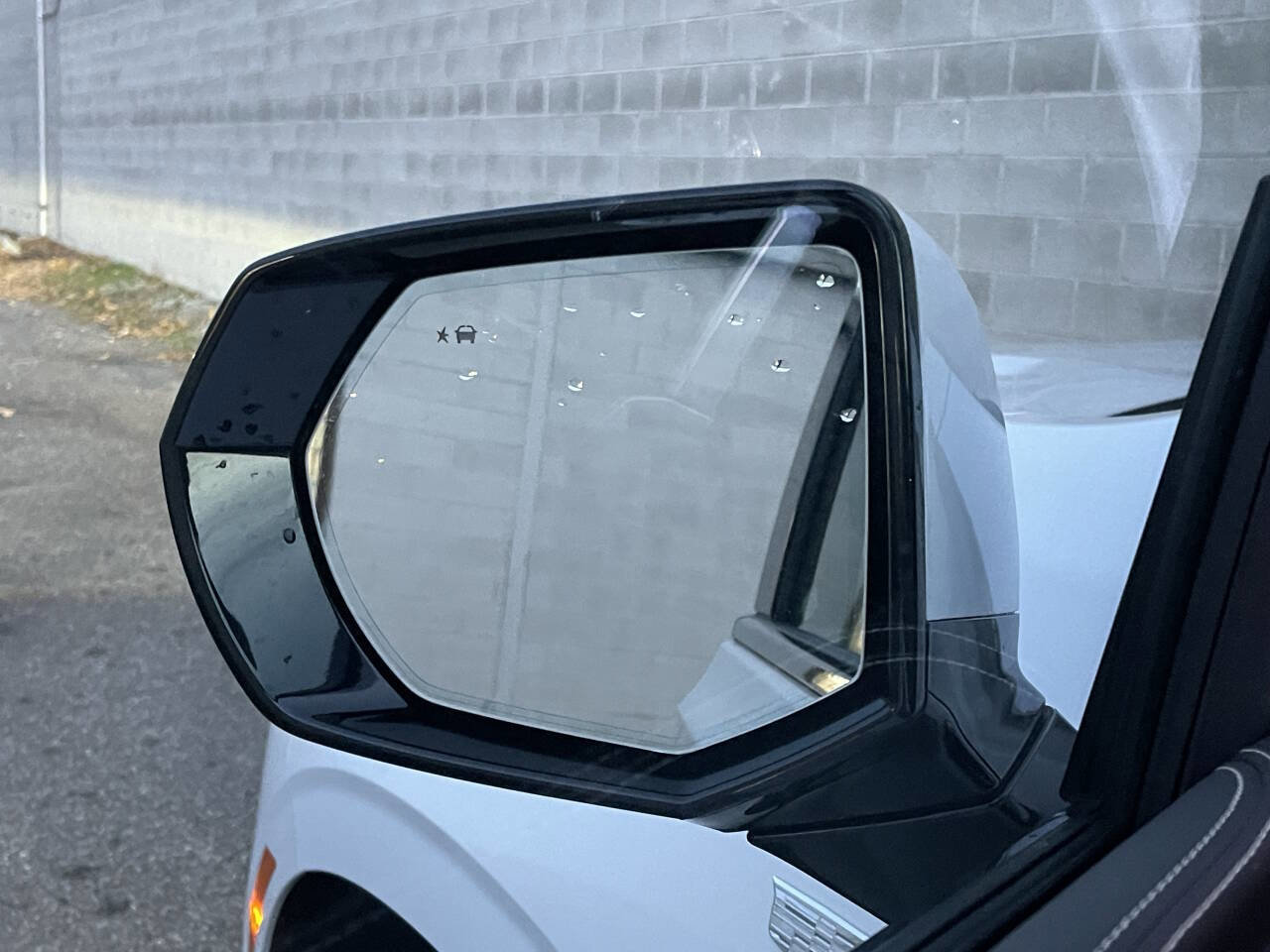 Used 2025 Cadillac Escalade Luxury image 8