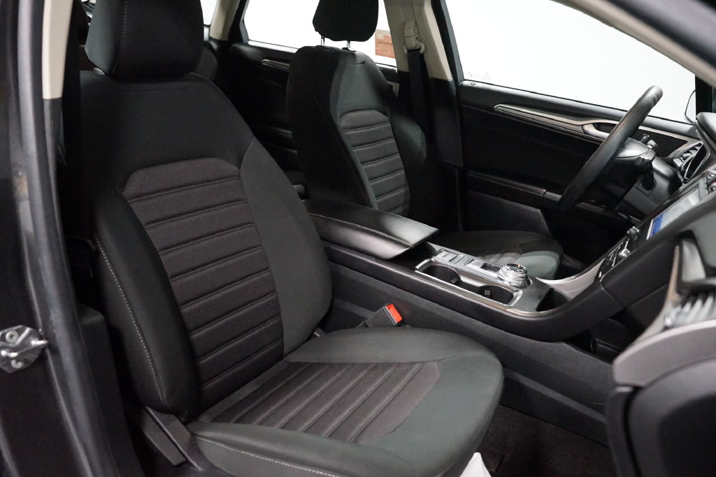 Used 2020 Ford Fusion SE FWD image 27