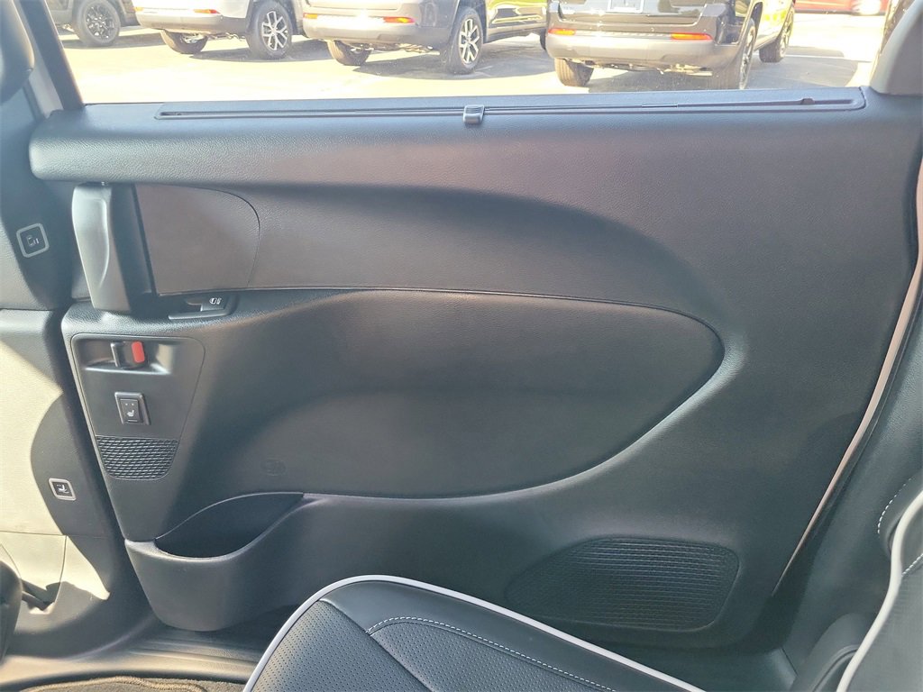 New 2026 Chrysler Pacifica Limited image 12