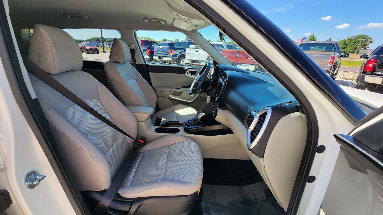 Used 2023 Kia Soul LX w/ LX Technology Package FWD image 15