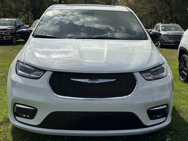 New 2026 Chrysler Pacifica Limited w/ Trailer Tow Group image 3