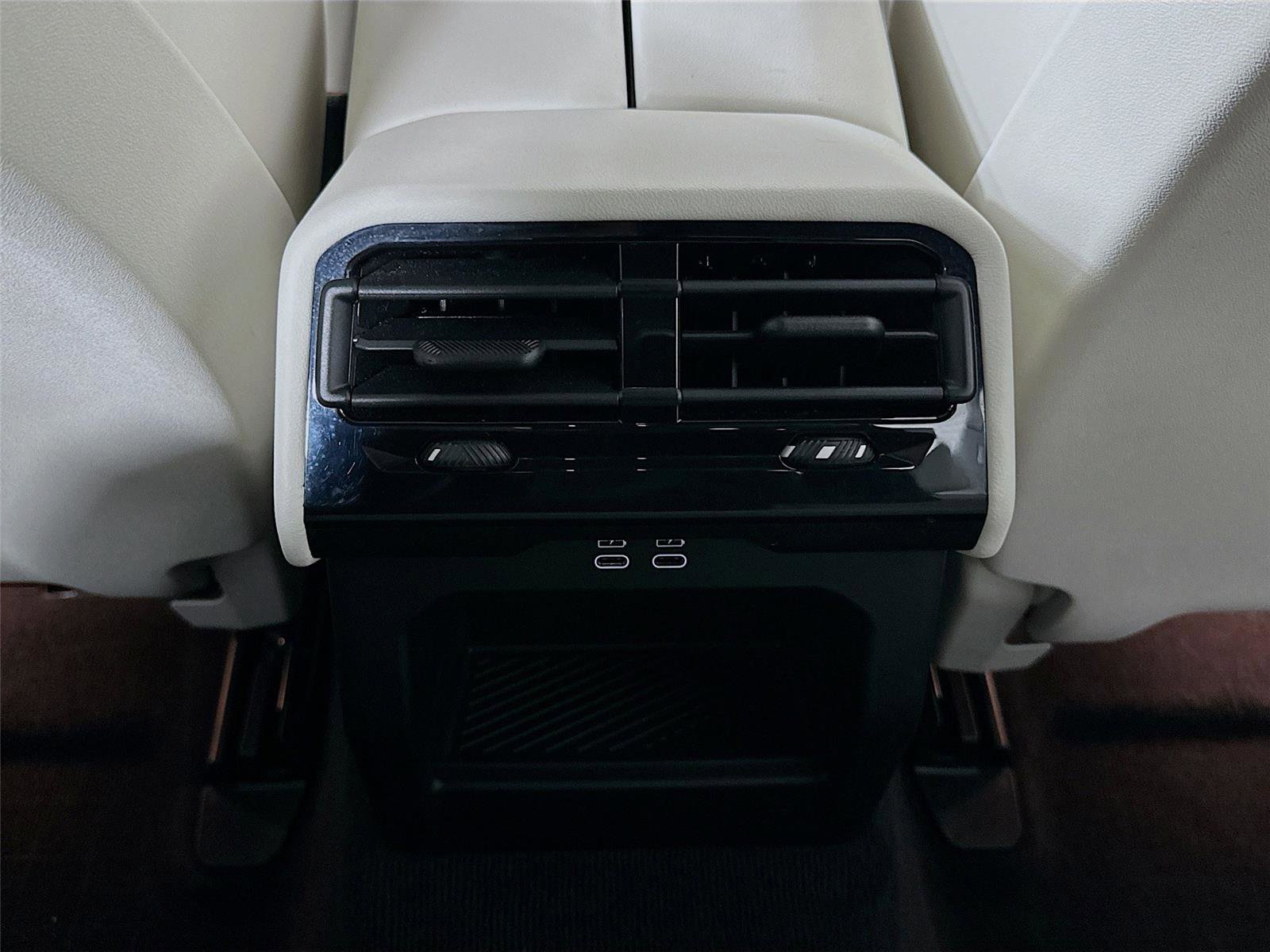 Used 2025 BMW 530i xDrive w/ Premium Package image 27