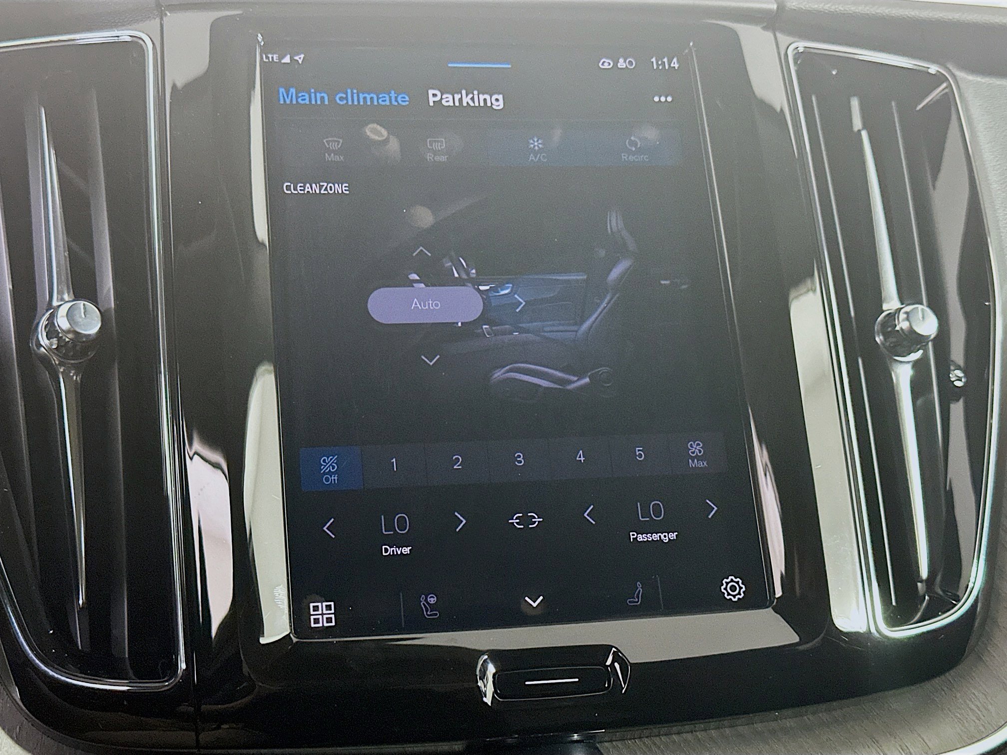 Used 2025 Volvo XC60 B5 Plus image 24