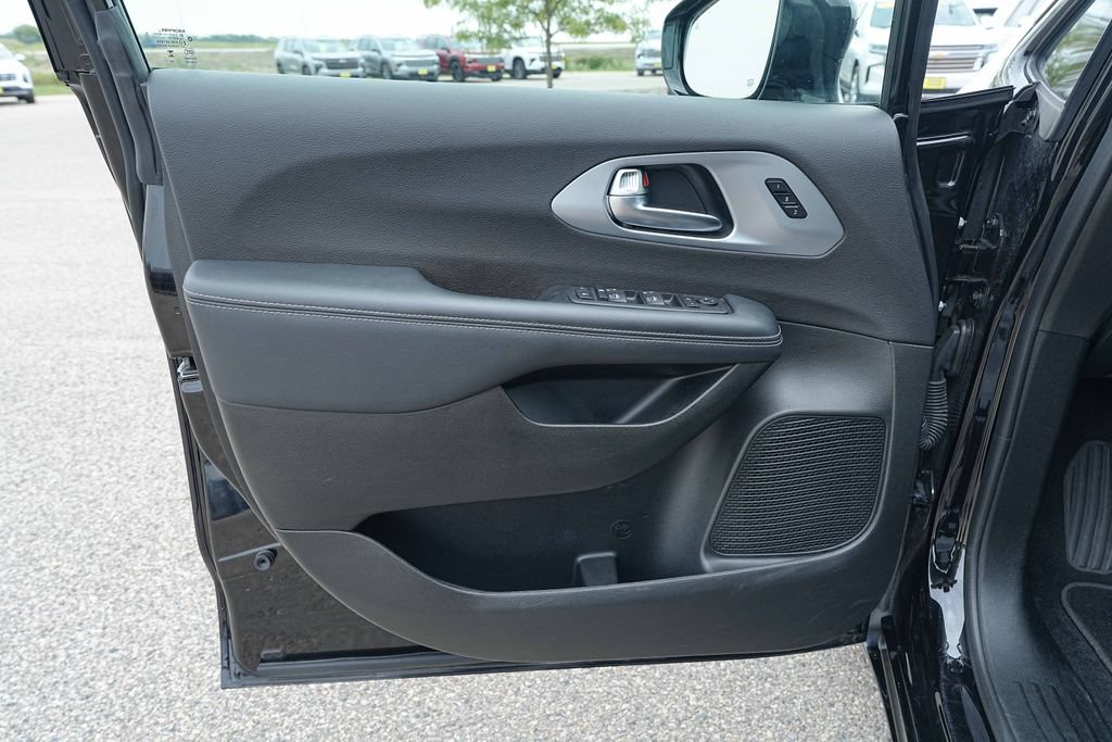 Used 2025 Chrysler Pacifica Limited FWD image 25