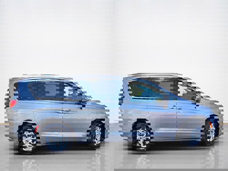 Used 2017 Chrysler Pacifica LX FWD image 2