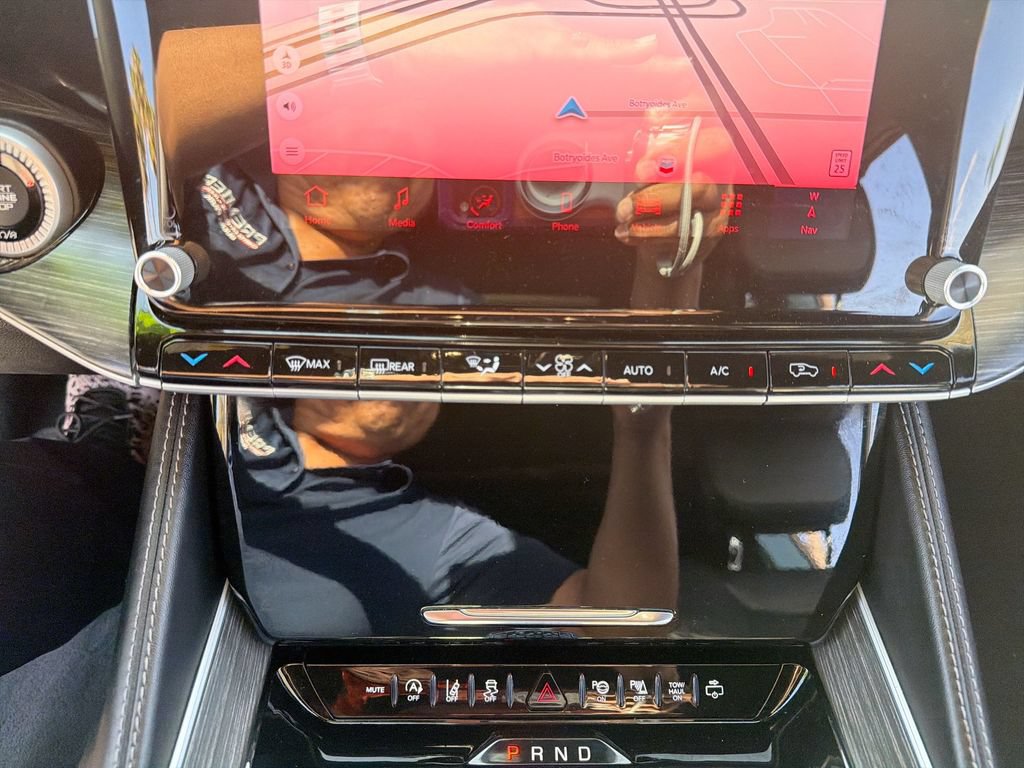 Used 2023 Jeep Wagoneer L Series III w/ Premium Group I RWD image 17