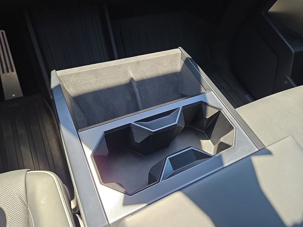 Used 2024 Tesla Cybertruck AWD Crew Cab image 28