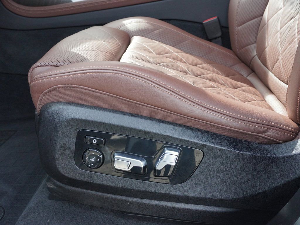 Used 2023 BMW X7 xDrive40i w/ Premium Package image 31