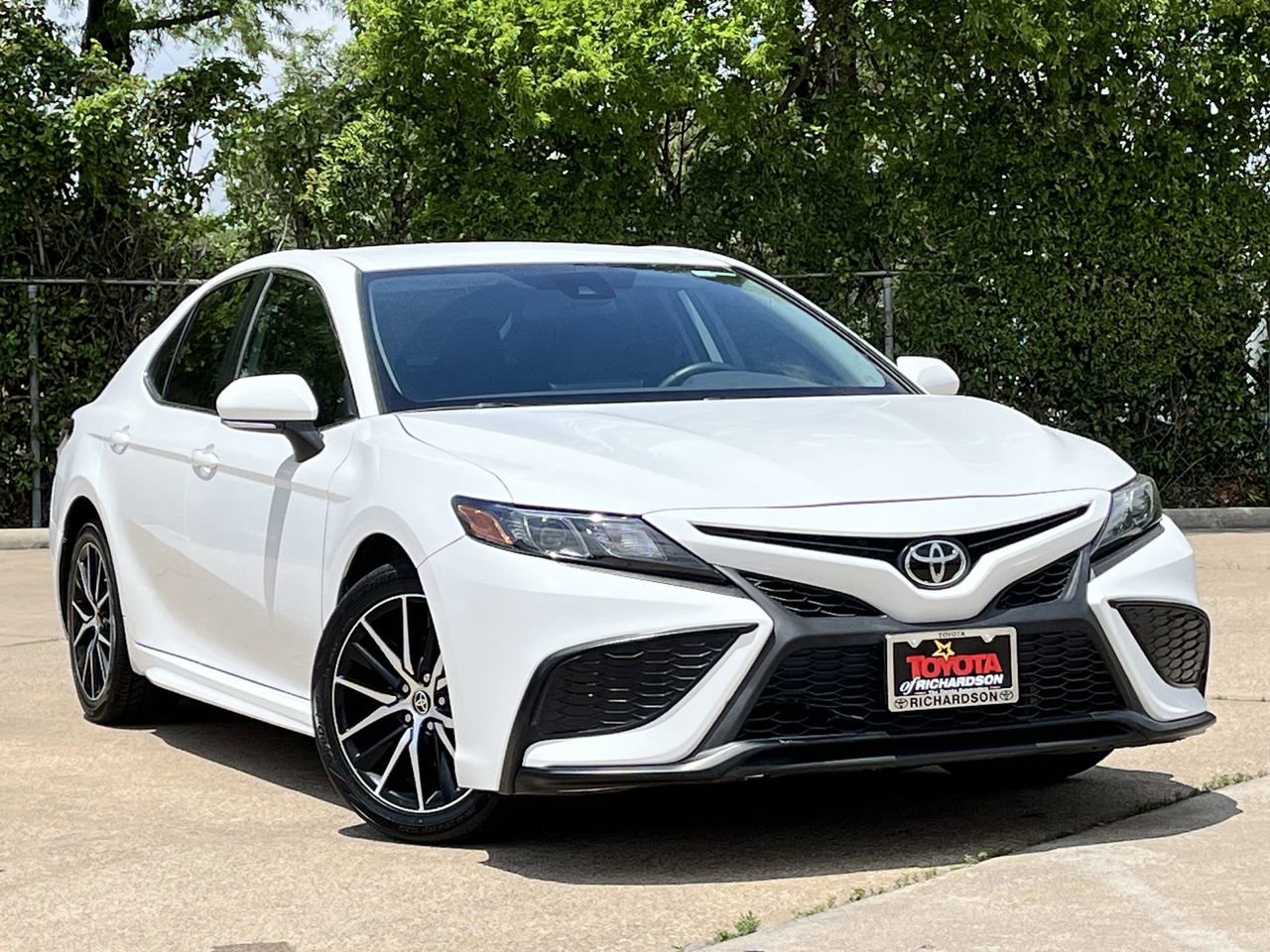 Used 2023 Toyota Camry SE FWD image 2