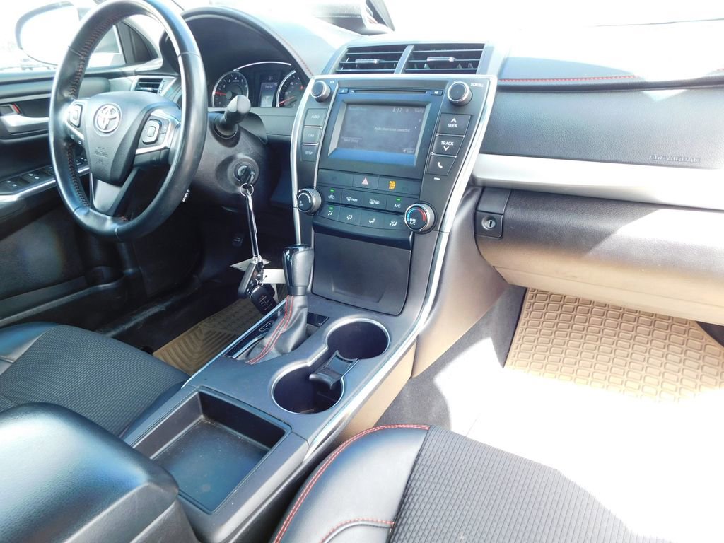 Used 2016 Toyota Camry SE w/ Moonroof Package image 19
