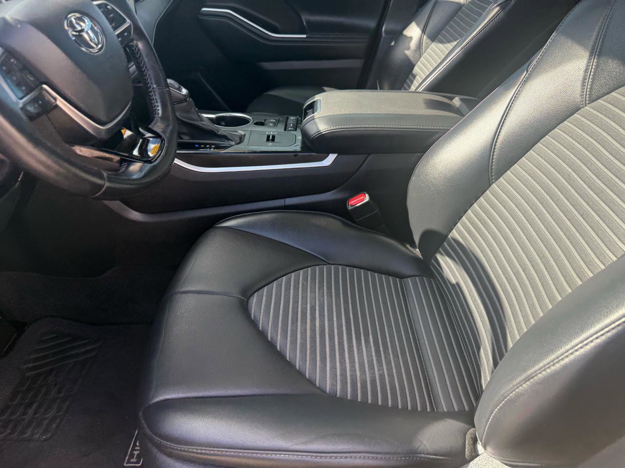 Used 2021 Toyota Highlander XSE FWD image 12