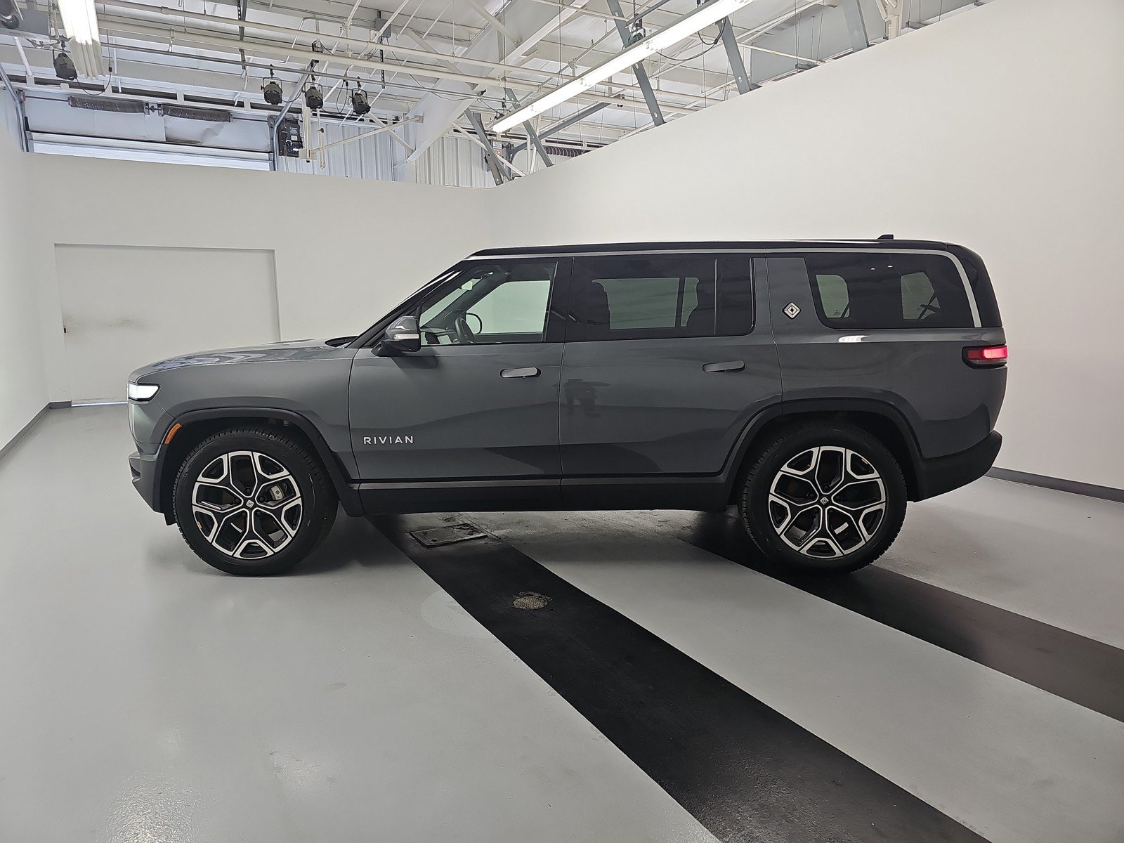 Used 2024 Rivian R1S Adventure AWD/4WD image 2