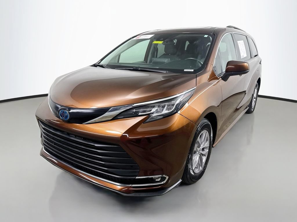 Used 2022 Toyota Sienna XLE FWD image 3