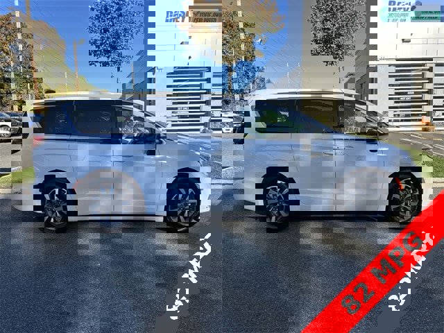 Certified 2024 Chrysler Pacifica Select image 9