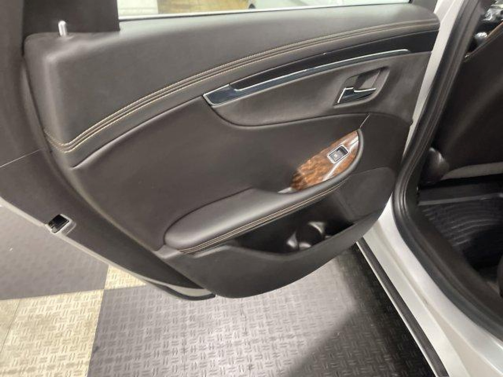 Used 2015 Chevrolet Impala LTZ FWD image 11