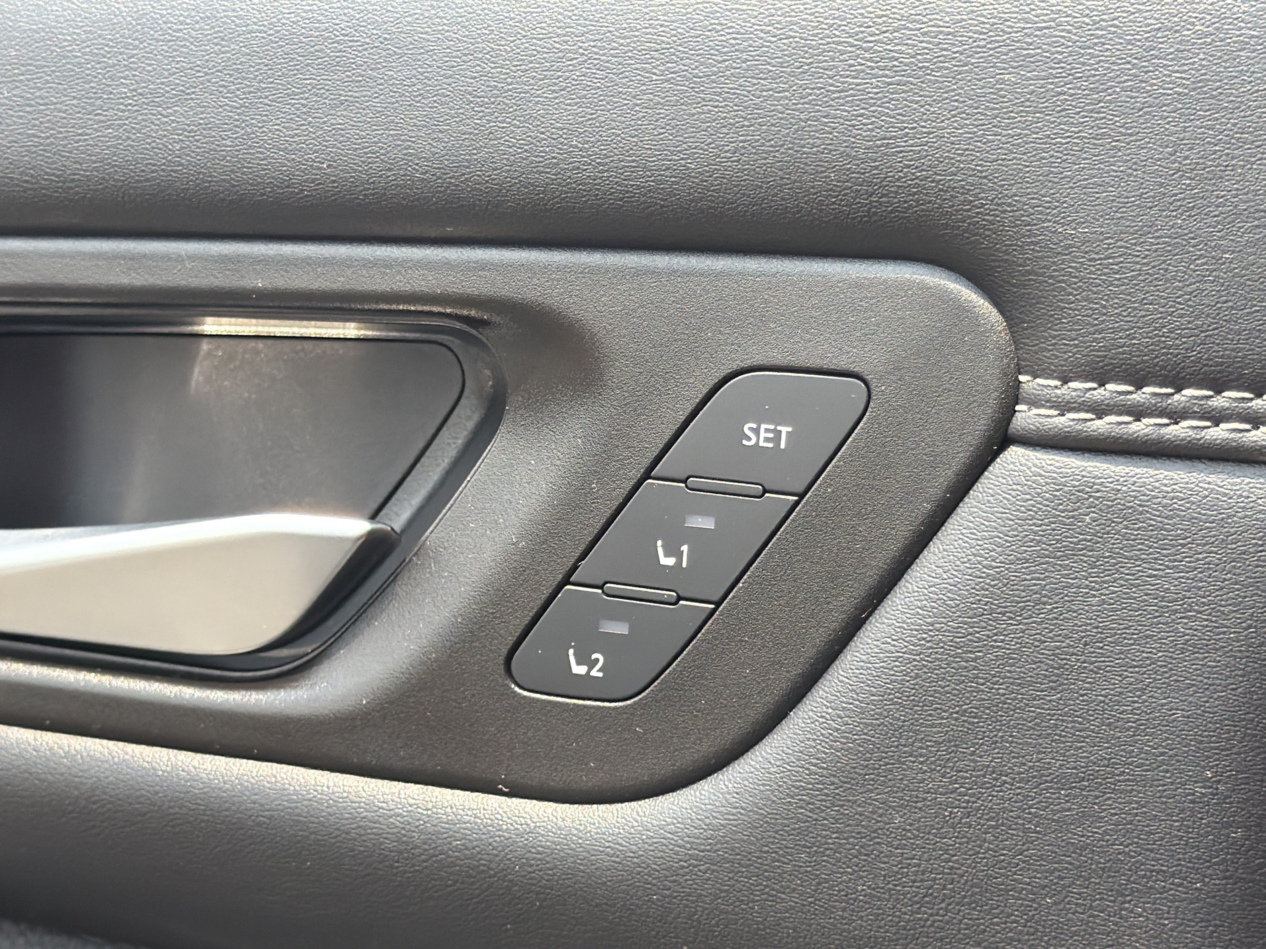 Used 2023 Nissan Pathfinder Platinum AWD/4WD image 16