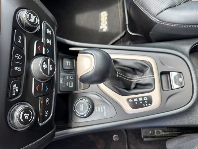 Used 2015 Jeep Cherokee Limited w/ Luxury Group AWD/4WD image 32