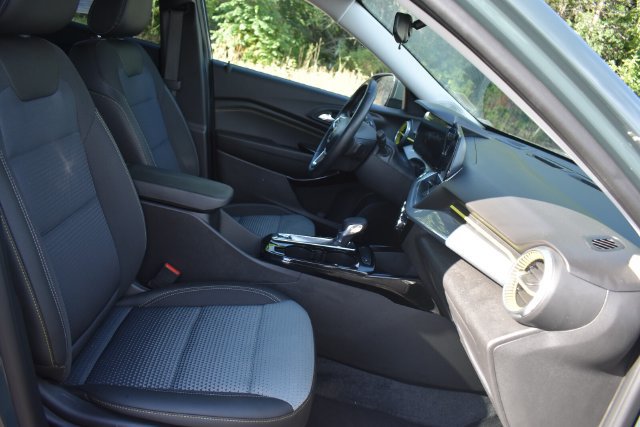Certified 2025 Chevrolet Trax LT w/ LT Convenience Package FWD image 13