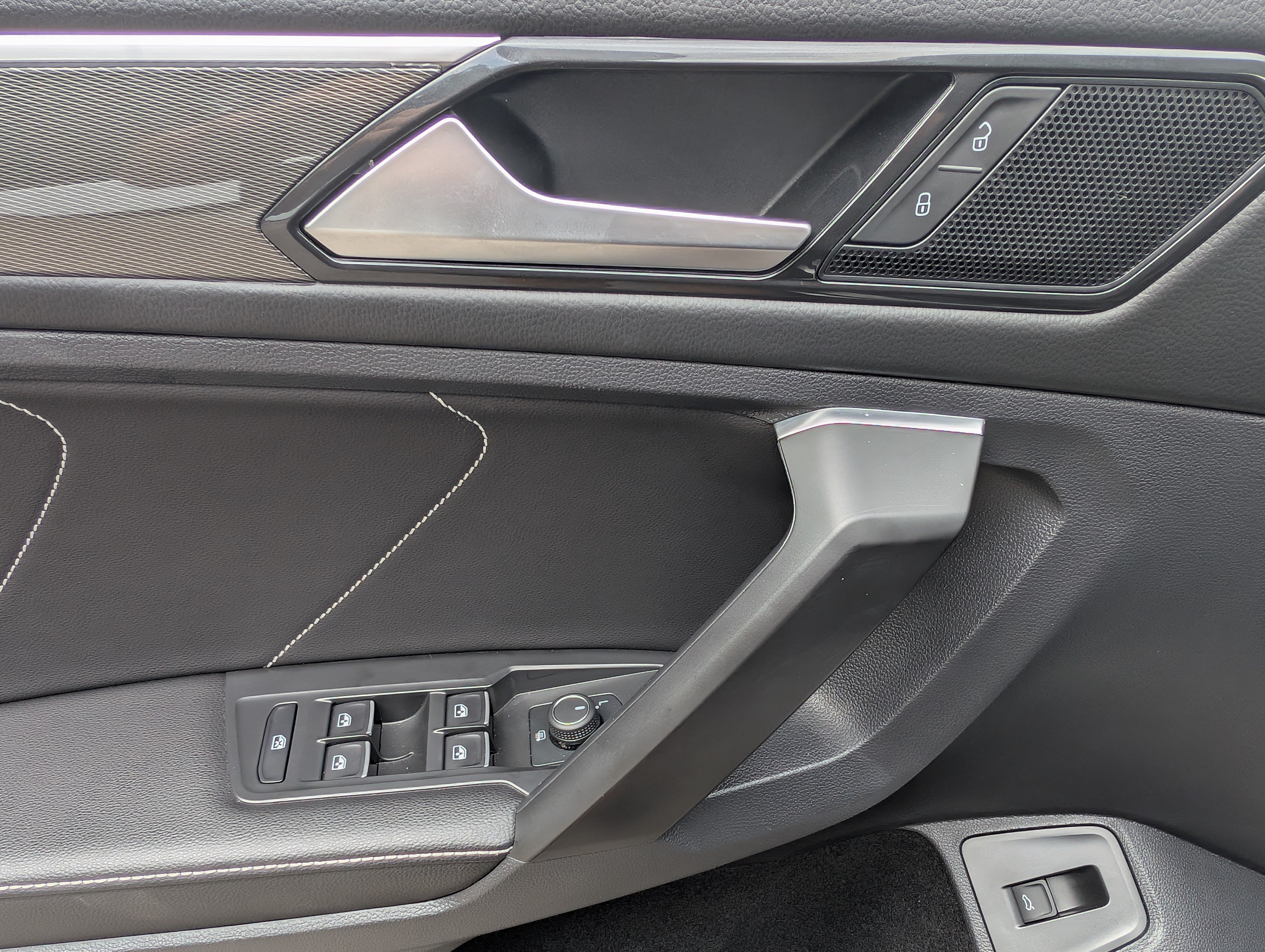 Used 2023 Volkswagen Tiguan SE R-Line FWD image 17