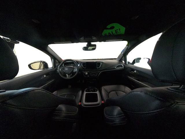 Used 2025 Chrysler Pacifica Select image 33