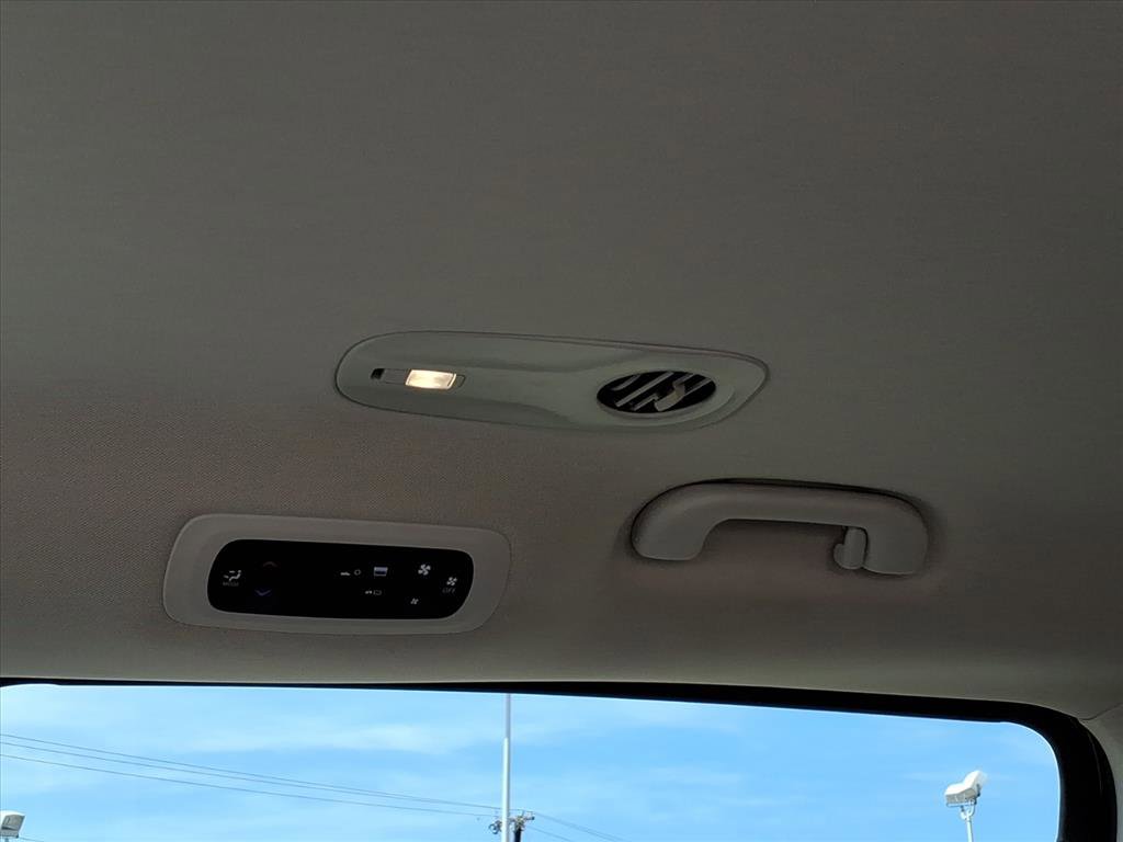 Used 2023 Chrysler Voyager LX image 14
