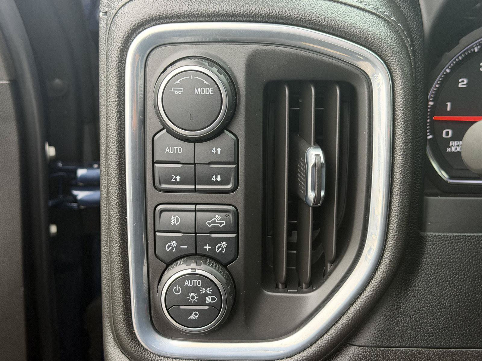 Used 2022 Chevrolet Silverado 1500 LTZ AWD/4WD image 23