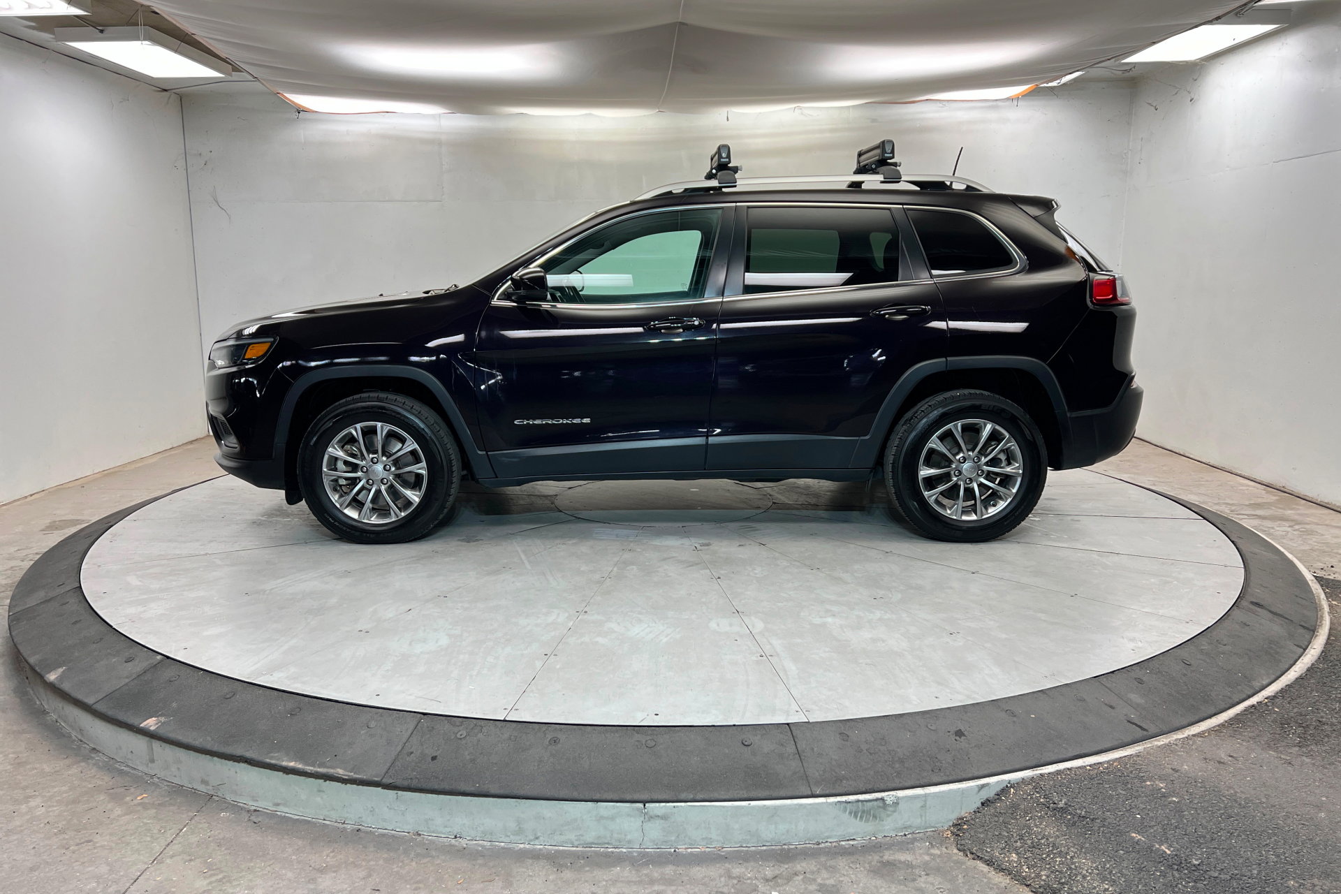 Used 2021 Jeep Cherokee Latitude Lux w/ Comfort/Convenience Group image 2