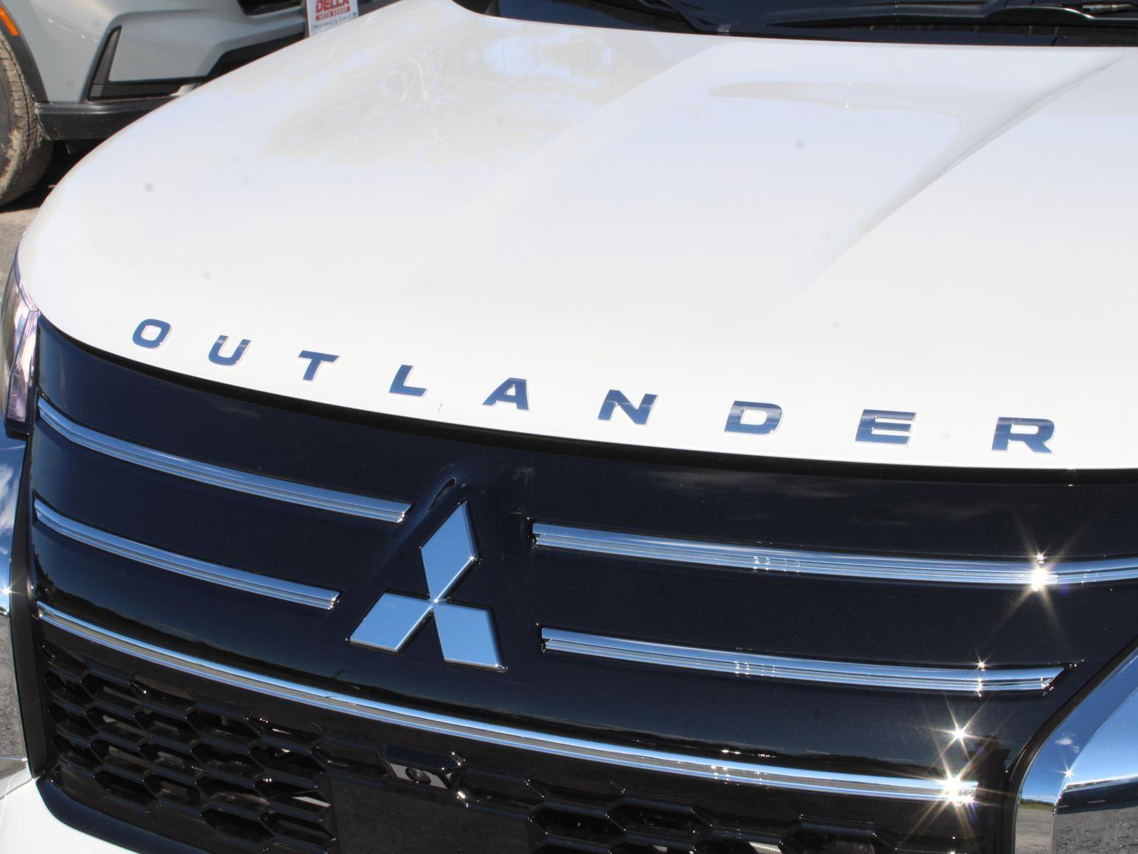 New 2025 Mitsubishi Outlander SEL image 2