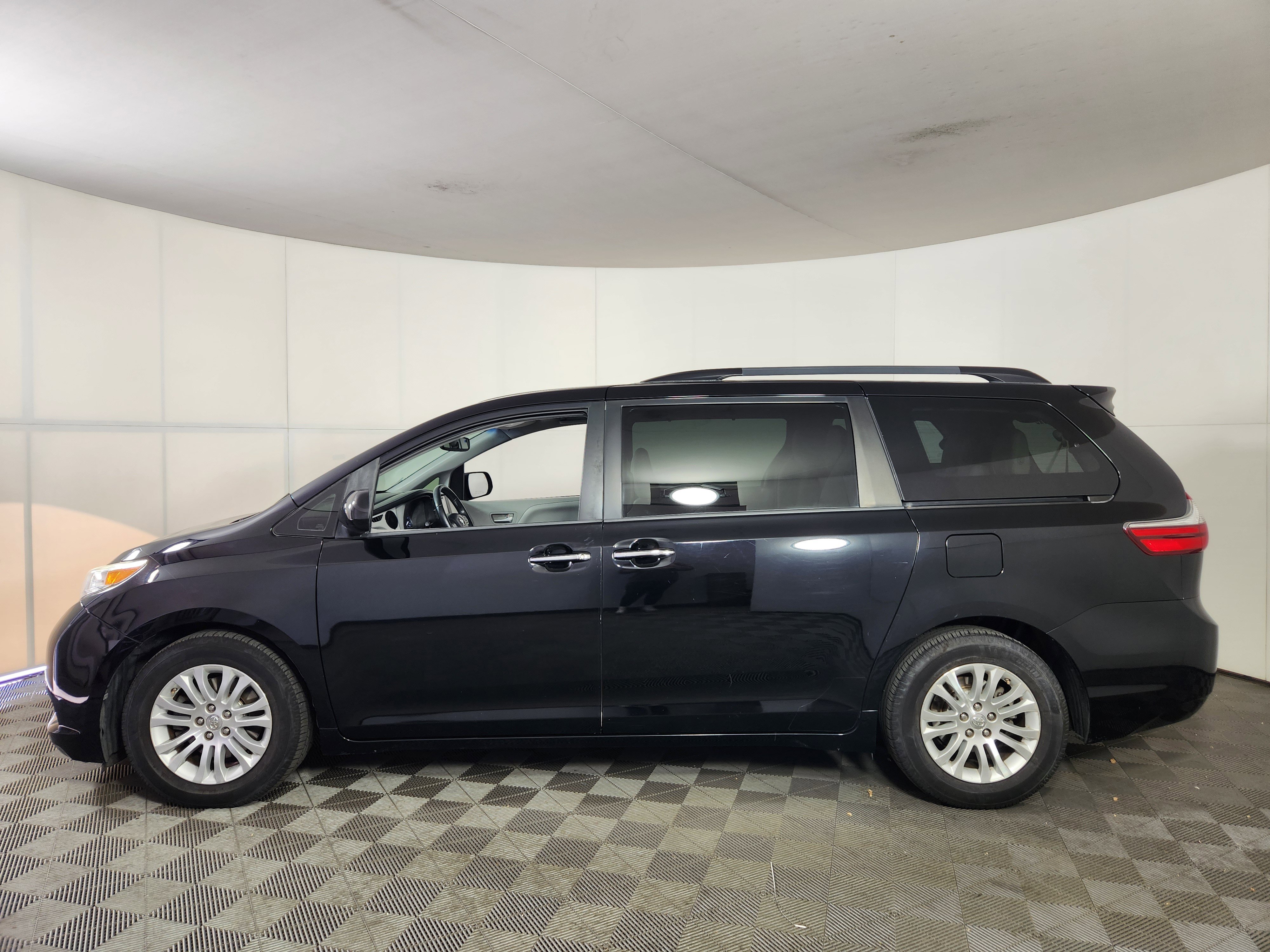 Used 2015 Toyota Sienna XLE Premium FWD image 4