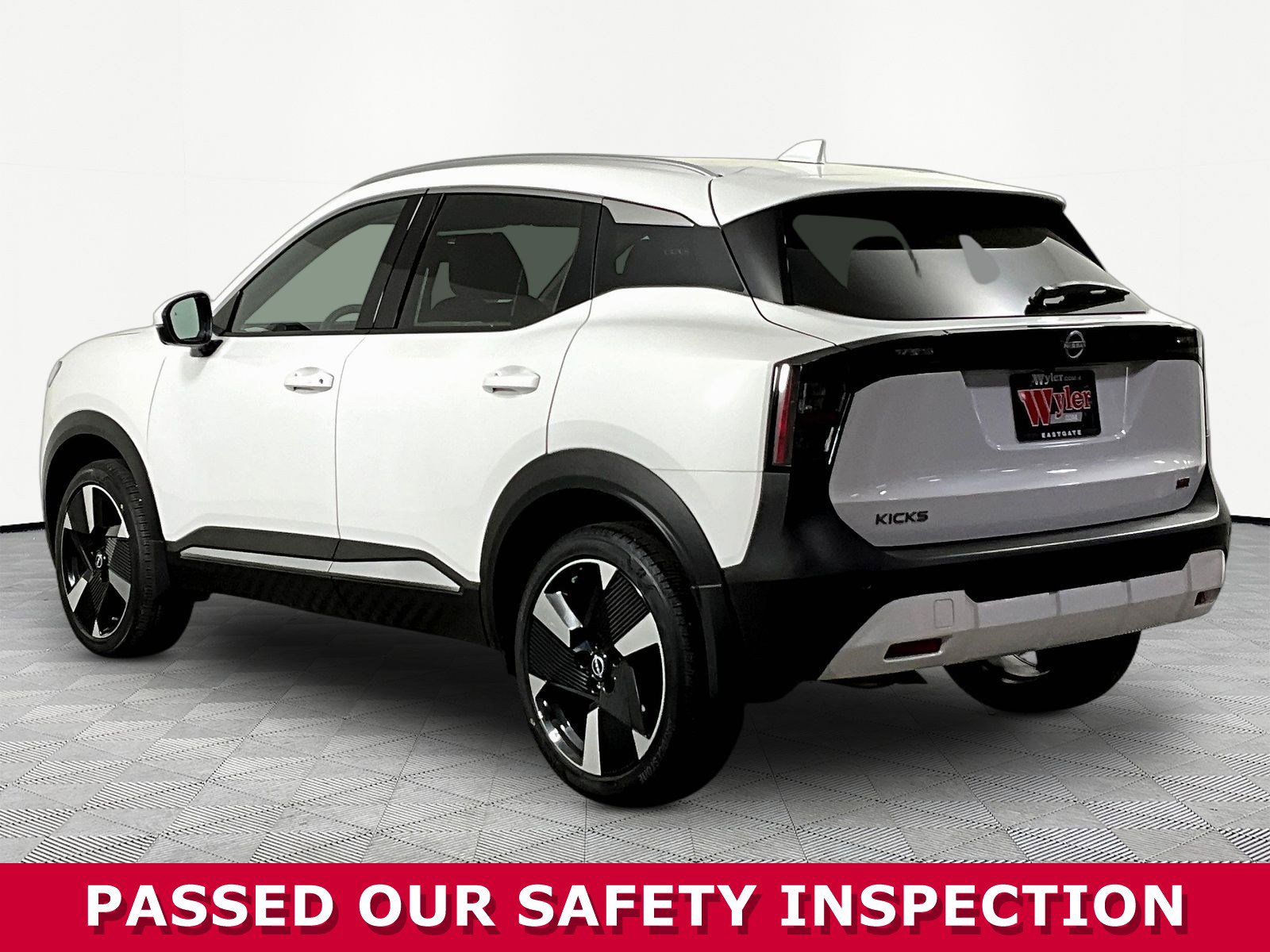 Used 2025 Nissan Kicks SR FWD image 4