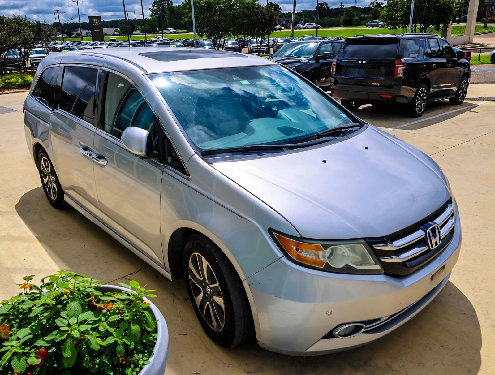 Used 2015 Honda Odyssey Touring video 2
