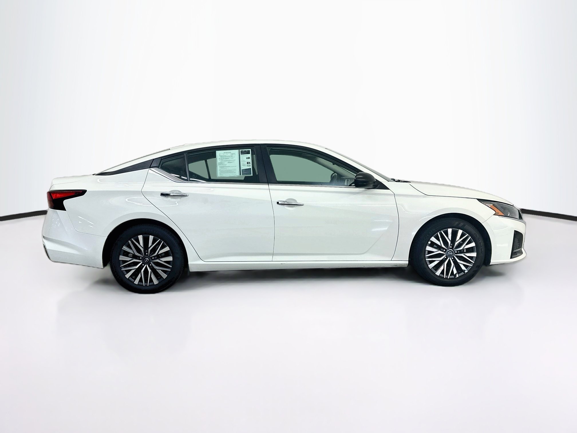 Used 2025 Nissan Altima 2.5 SV FWD image 10