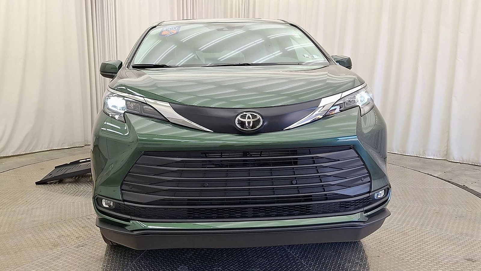 Used 2026 Toyota Sienna XLE FWD image 6