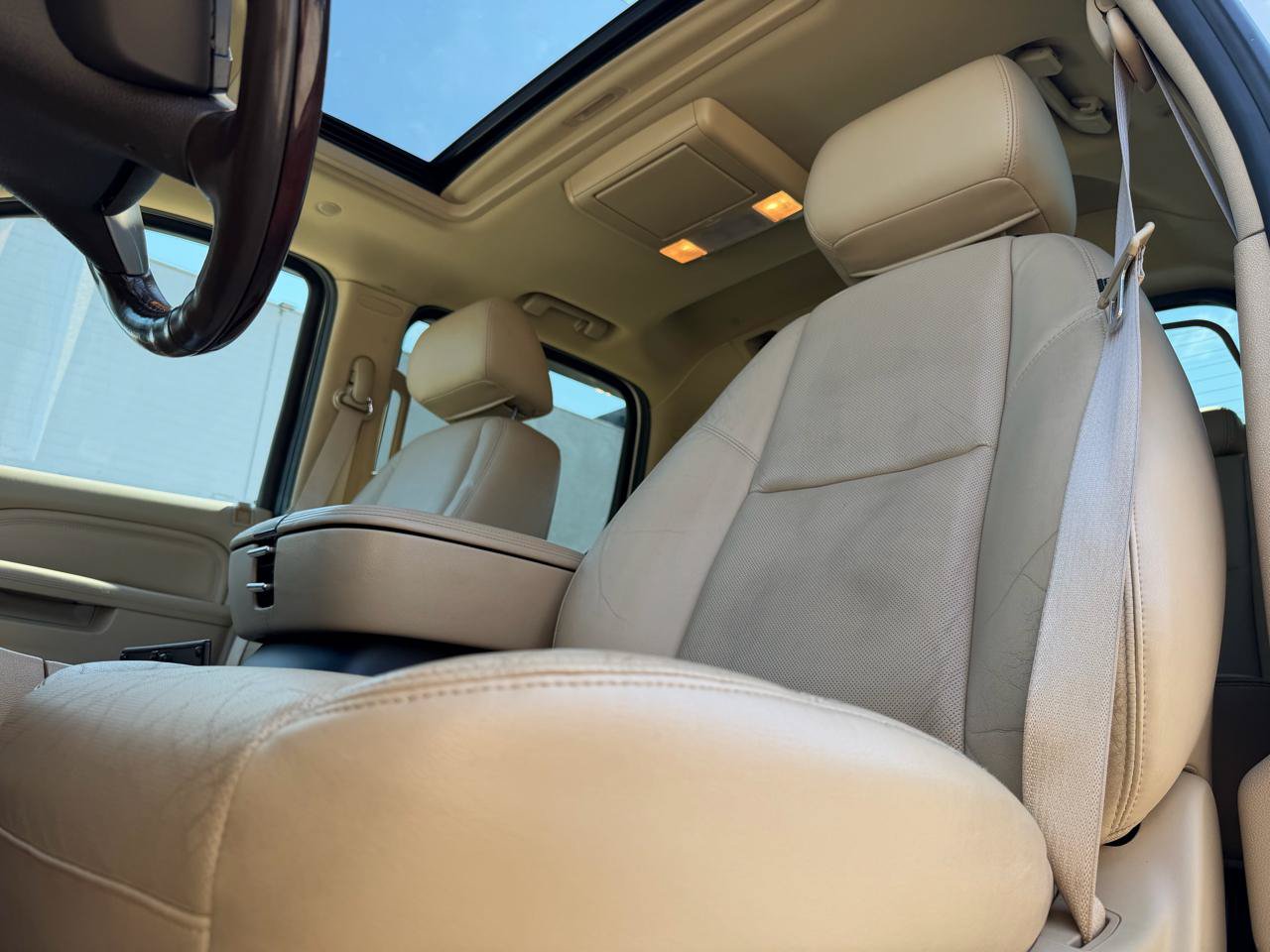 Used 2011 Cadillac Escalade EXT Luxury AWD/4WD image 12