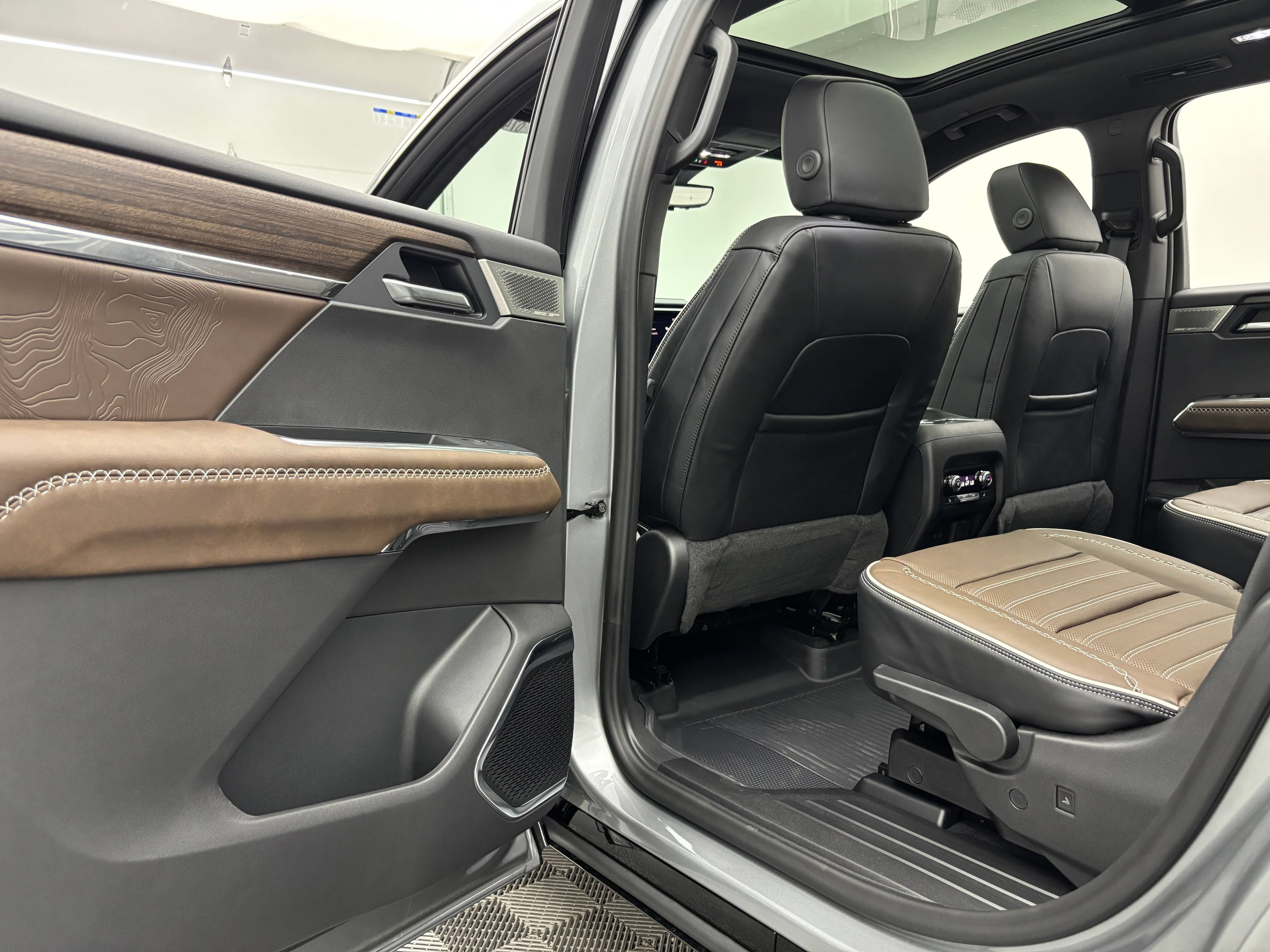 New 2026 GMC Acadia Denali Ultimate w/ LPO, Floor Liner Package AWD/4WD image 46