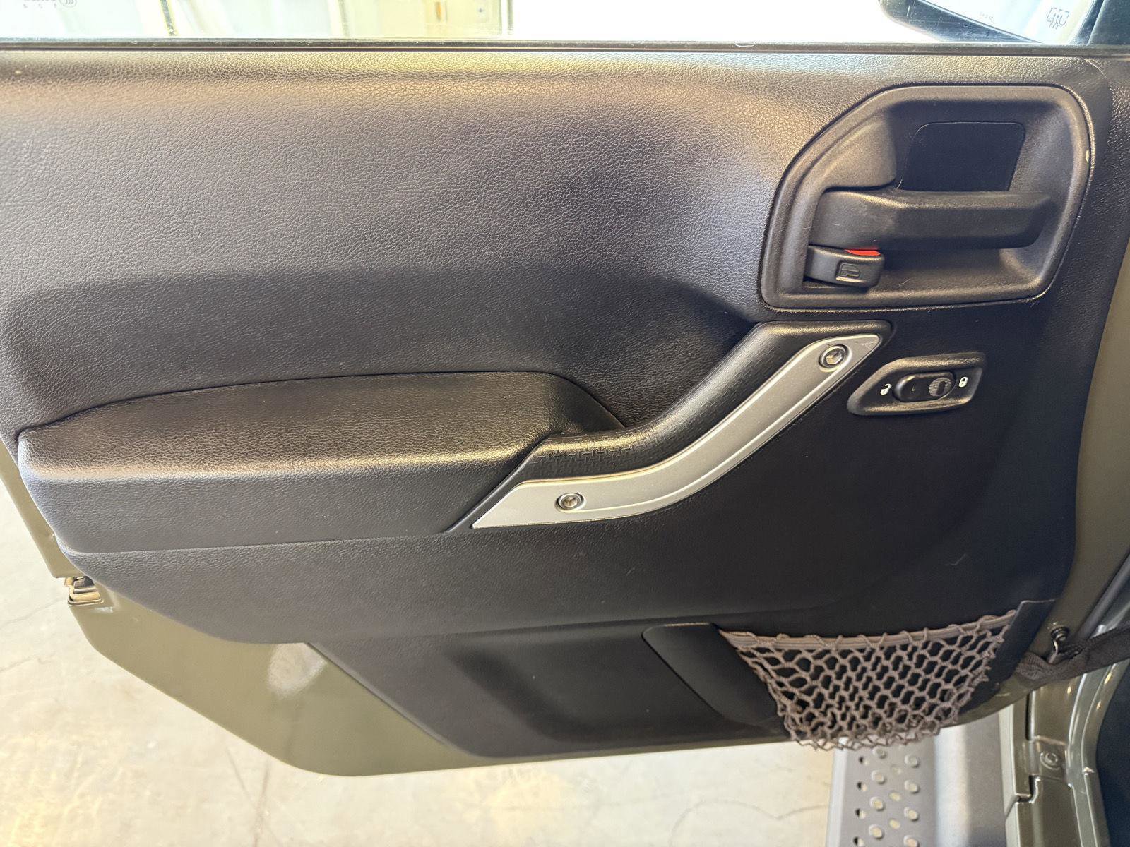 Used 2015 Jeep Wrangler Unlimited Rubicon w/ Connectivity Group image 15