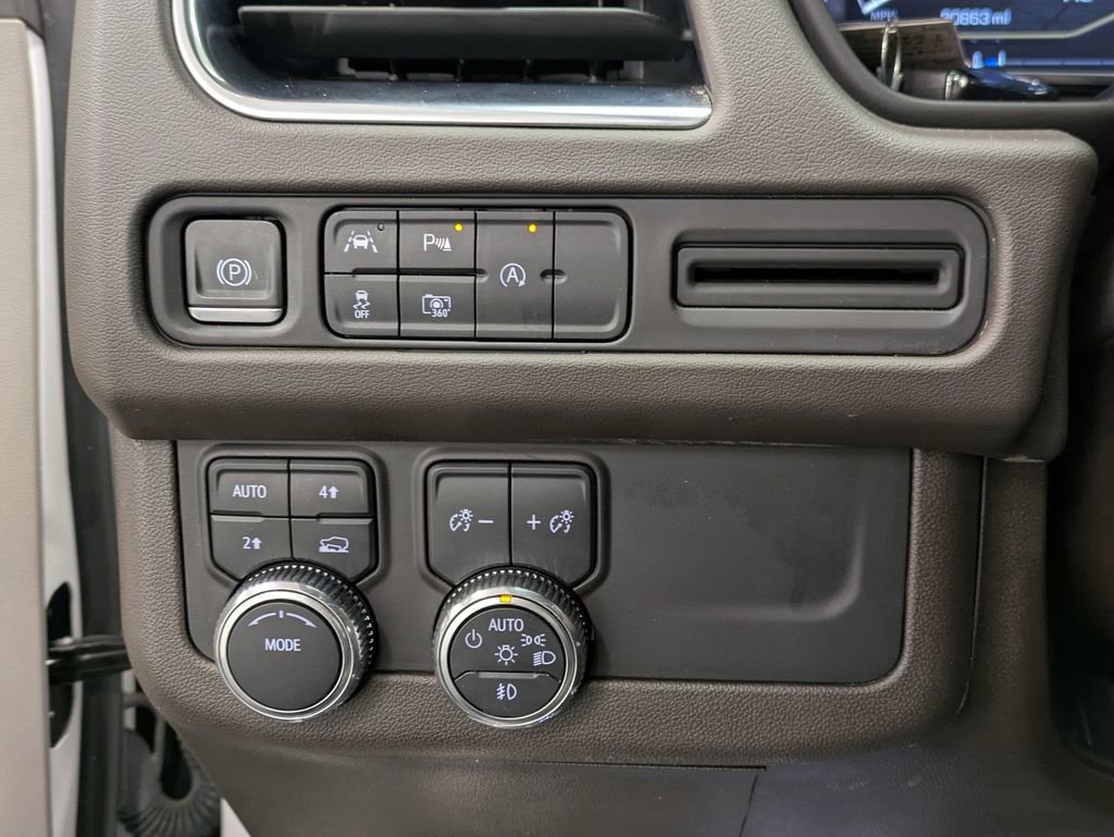 Used 2023 GMC Yukon SLT w/ SLT Premium Package image 17