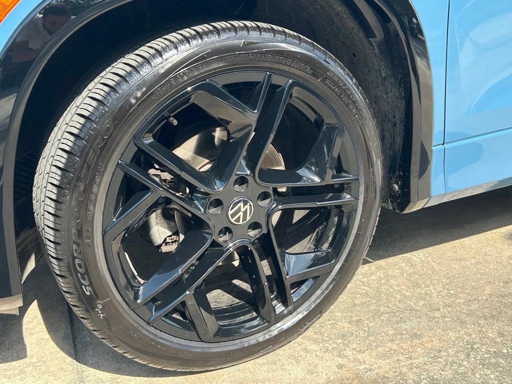 Certified 2025 Volkswagen Tiguan SE R-Line FWD image 37