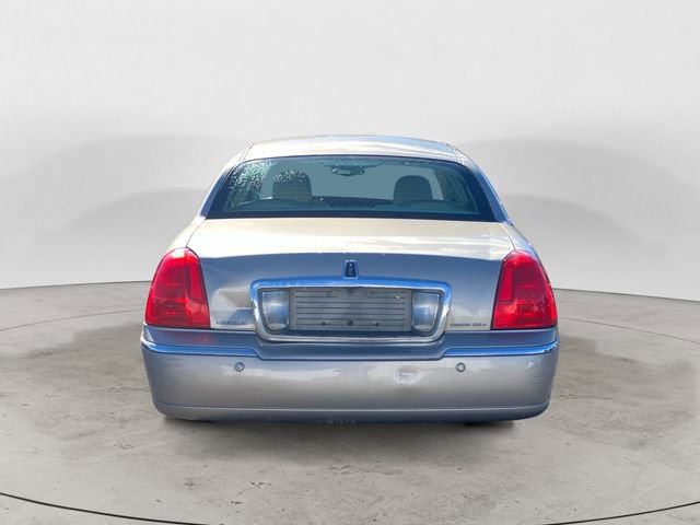 Used 2003 Lincoln Town Car Signature image 5
