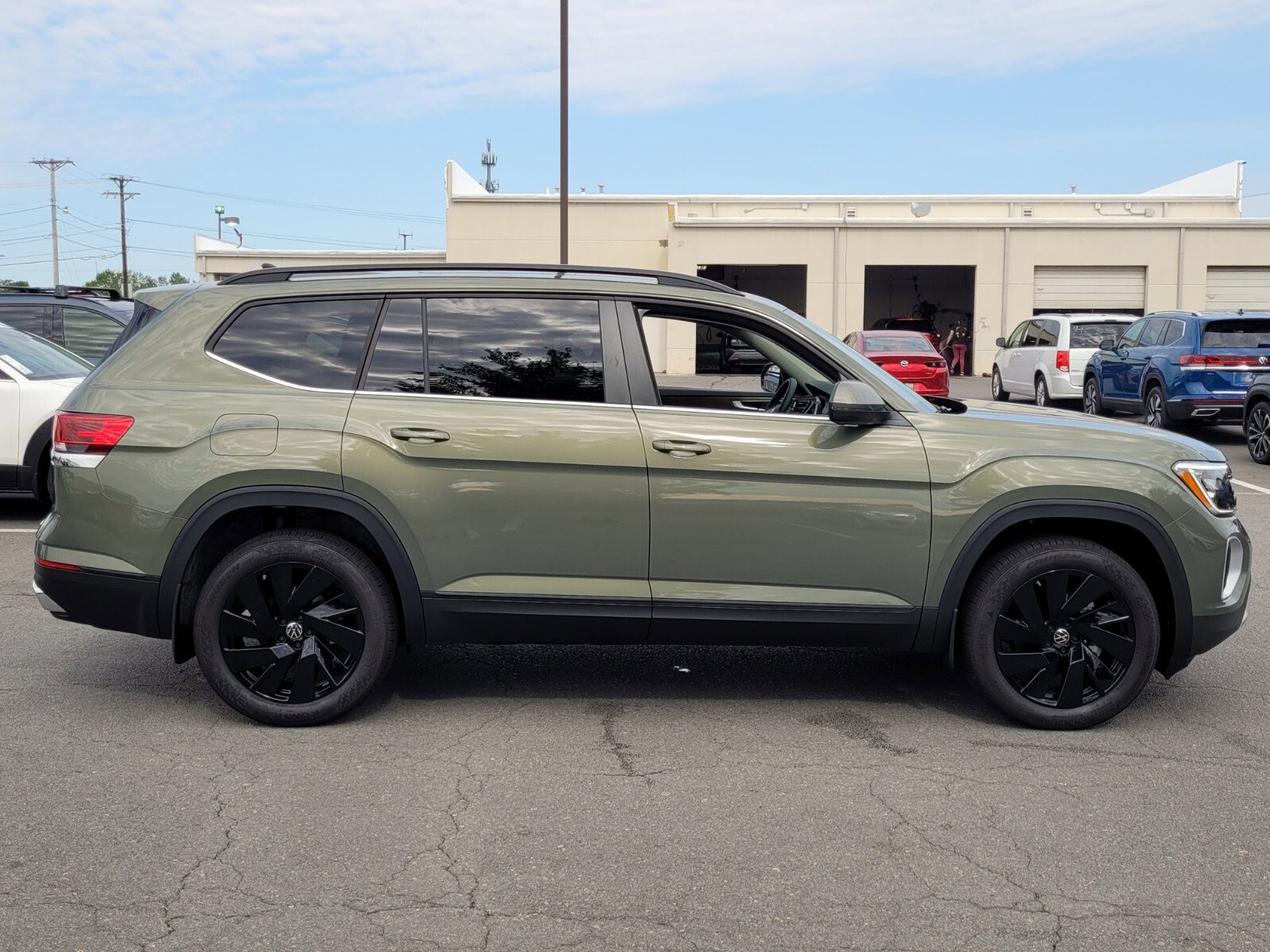 New 2026 Volkswagen Atlas SE image 2