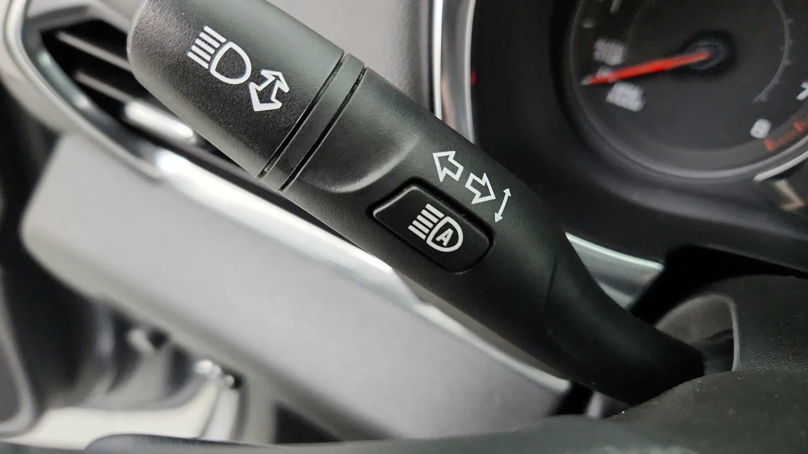 Used 2023 Chevrolet Traverse LT image 30