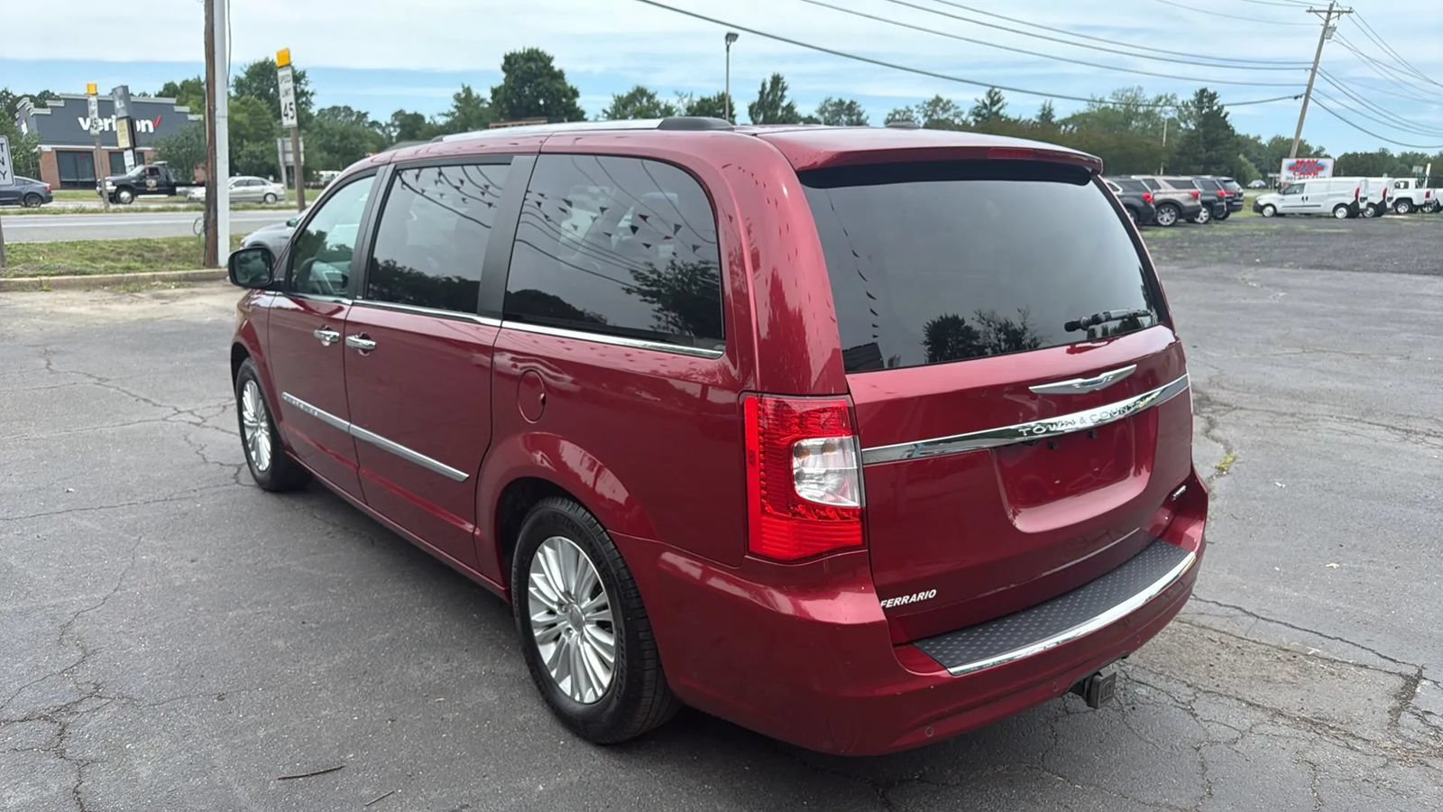 Used 2014 Chrysler Town & Country Limited w/ Luxury Group FWD image 4