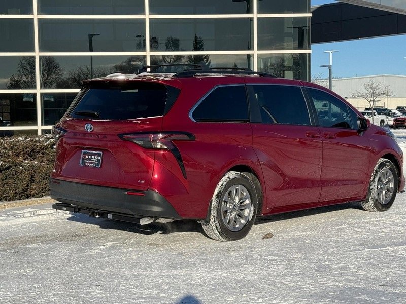 Used 2025 Toyota Sienna LE image 3